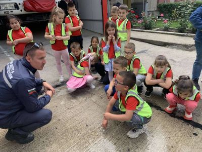 Децата от IV група „Калинки“ посетиха Районна служба „Пожарна безопасност и защита на населението“ в гр. Гоце Делчев, където ги посрещнаха истински герои – пожарникарите. - ДГ Детелина - Огняново