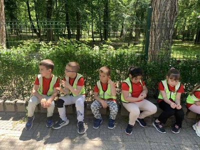 Безопасно пресичане! ???????????? Децата от IV група "Калинки" показаха, че вече са супер пешеходци! С усмивки и много внимание те пресичаха правилно на светофар в гр. Гоце Делчев – точно както се учим в заниманията по БДП! - ДГ Детелина - Огняново