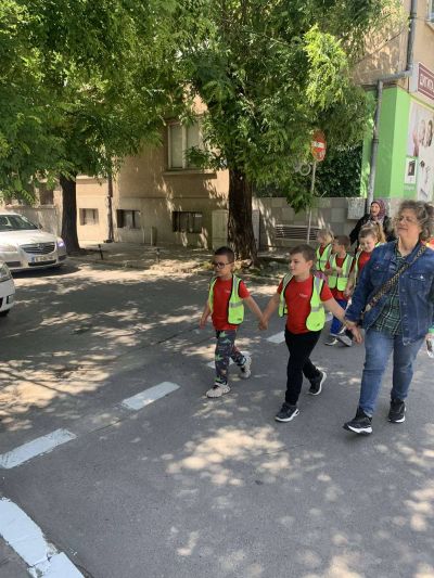 Безопасно пресичане! ???????????? Децата от IV група "Калинки" показаха, че вече са супер пешеходци! С усмивки и много внимание те пресичаха правилно на светофар в гр. Гоце Делчев – точно както се учим в заниманията по БДП! - ДГ Детелина - Огняново
