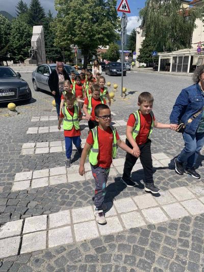 Безопасно пресичане! ???????????? Децата от IV група "Калинки" показаха, че вече са супер пешеходци! С усмивки и много внимание те пресичаха правилно на светофар в гр. Гоце Делчев – точно както се учим в заниманията по БДП! - ДГ Детелина - Огняново