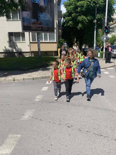 Безопасно пресичане! ???????????? Децата от IV група "Калинки" показаха, че вече са супер пешеходци! С усмивки и много внимание те пресичаха правилно на светофар в гр. Гоце Делчев – точно както се учим в заниманията по БДП! - ДГ Детелина - Огняново