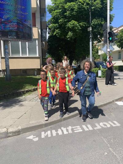 Безопасно пресичане! ???????????? Децата от IV група "Калинки" показаха, че вече са супер пешеходци! С усмивки и много внимание те пресичаха правилно на светофар в гр. Гоце Делчев – точно както се учим в заниманията по БДП! - ДГ Детелина - Огняново