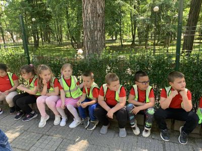 Безопасно пресичане! ???????????? Децата от IV група "Калинки" показаха, че вече са супер пешеходци! С усмивки и много внимание те пресичаха правилно на светофар в гр. Гоце Делчев – точно както се учим в заниманията по БДП! - ДГ Детелина - Огняново