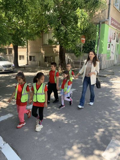 Безопасно пресичане! ???????????? Децата от IV група "Калинки" показаха, че вече са супер пешеходци! С усмивки и много внимание те пресичаха правилно на светофар в гр. Гоце Делчев – точно както се учим в заниманията по БДП! - ДГ Детелина - Огняново
