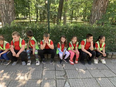 Безопасно пресичане! ???????????? Децата от IV група "Калинки" показаха, че вече са супер пешеходци! С усмивки и много внимание те пресичаха правилно на светофар в гр. Гоце Делчев – точно както се учим в заниманията по БДП! - ДГ Детелина - Огняново