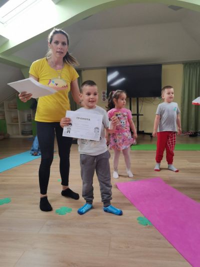 Спокойствие, усмивки и много гордост изпълниха ДГ „Детелина“! ???? Децата от II група „Звездички“ ✨ и III група „Палави ръчички“ ???? показаха на своите родители какво са научили в часовете по йога. ????‍♀️????‍♂️ - ДГ Детелина - Огняново