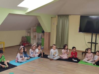 Спокойствие, усмивки и много гордост изпълниха ДГ „Детелина“! ???? Децата от II група „Звездички“ ✨ и III група „Палави ръчички“ ???? показаха на своите родители какво са научили в часовете по йога. ????‍♀️????‍♂️ - ДГ Детелина - Огняново
