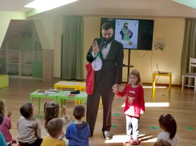 Честит Ден на народните будители! Наш специален гост беше актьорът, писател и родолюбец Искрен Красимиров – създател на проекта „Незабравимата България“. - ДГ Детелина - Огняново