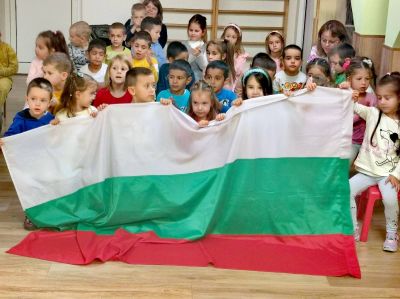 Честит Ден на народните будители! Наш специален гост беше актьорът, писател и родолюбец Искрен Красимиров – създател на проекта „Незабравимата България“. - ДГ Детелина - Огняново
