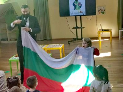Честит Ден на народните будители! Наш специален гост беше актьорът, писател и родолюбец Искрен Красимиров – създател на проекта „Незабравимата България“. - ДГ Детелина - Огняново