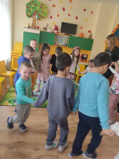 Музикално приключение в група  „Палави ръчички“ с гост г-н Венелин Низамов - ДГ Детелина - Огняново