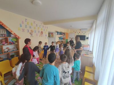 Музикално приключение в група  „Палави ръчички“ с гост г-н Венелин Низамов - ДГ Детелина - Огняново