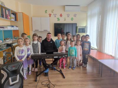 Музикално приключение в група  „Палави ръчички“ с гост г-н Венелин Низамов - ДГ Детелина - Огняново