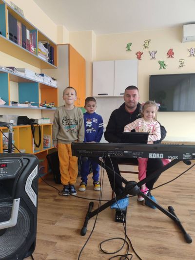 Музикално приключение в група  „Палави ръчички“ с гост г-н Венелин Низамов - ДГ Детелина - Огняново