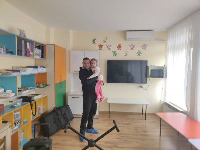 Музикално приключение в група  „Палави ръчички“ с гост г-н Венелин Низамов - ДГ Детелина - Огняново