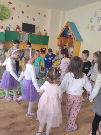 Музикално приключение в група  „Палави ръчички“ с гост г-н Венелин Низамов - ДГ Детелина - Огняново