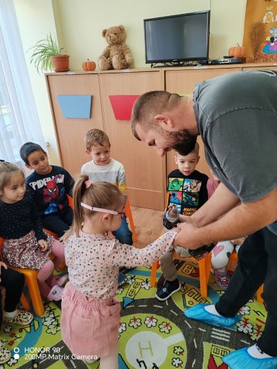 Днес в III група „Звездички“ ни гостува таткото на Дарис – г-н Енгин Порязов! - ДГ Детелина - Огняново