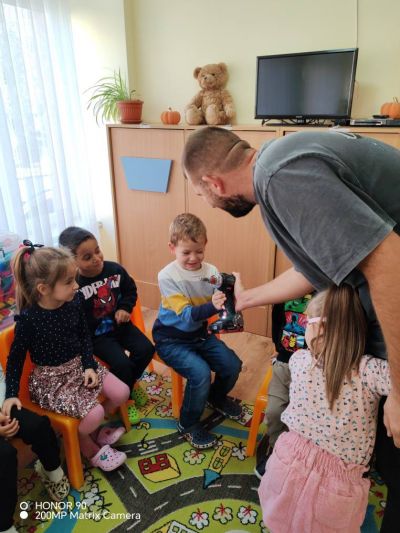 Днес в III група „Звездички“ ни гостува таткото на Дарис – г-н Енгин Порязов! - ДГ Детелина - Огняново