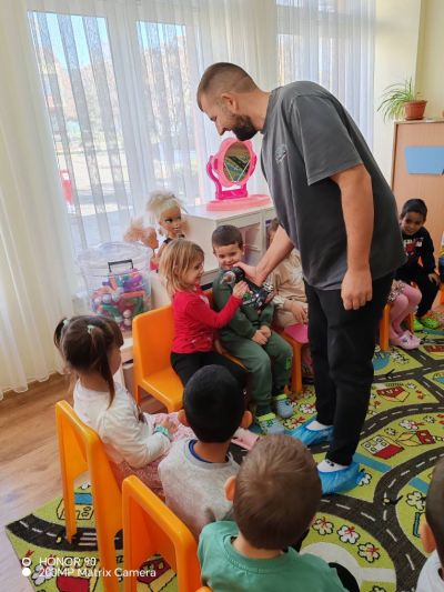 Днес в III група „Звездички“ ни гостува таткото на Дарис – г-н Енгин Порязов! - ДГ Детелина - Огняново