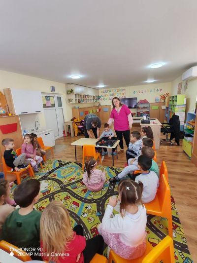 Днес в III група „Звездички“ ни гостува таткото на Дарис – г-н Енгин Порязов! - ДГ Детелина - Огняново
