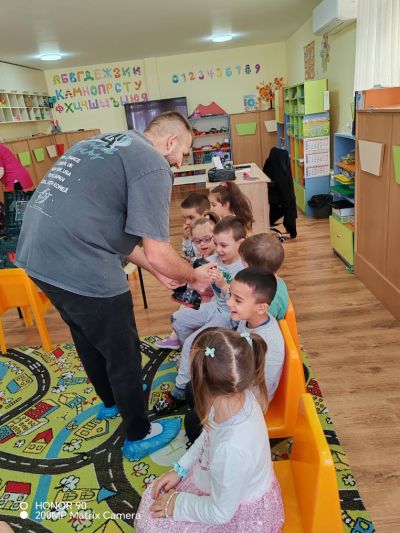Днес в III група „Звездички“ ни гостува таткото на Дарис – г-н Енгин Порязов! - ДГ Детелина - Огняново
