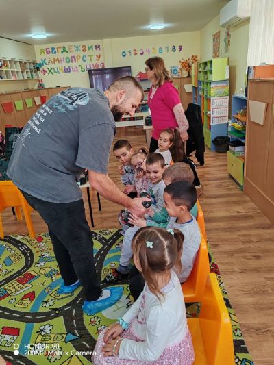 Днес в III група „Звездички“ ни гостува таткото на Дарис – г-н Енгин Порязов! - ДГ Детелина - Огняново