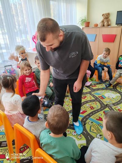 Днес в III група „Звездички“ ни гостува таткото на Дарис – г-н Енгин Порязов! - ДГ Детелина - Огняново