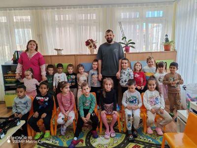 Днес в III група „Звездички“ ни гостува таткото на Дарис – г-н Енгин Порязов! - ДГ Детелина - Огняново