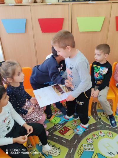 Днес в III група „Звездички“ ни гостува таткото на Дарис – г-н Енгин Порязов! - ДГ Детелина - Огняново