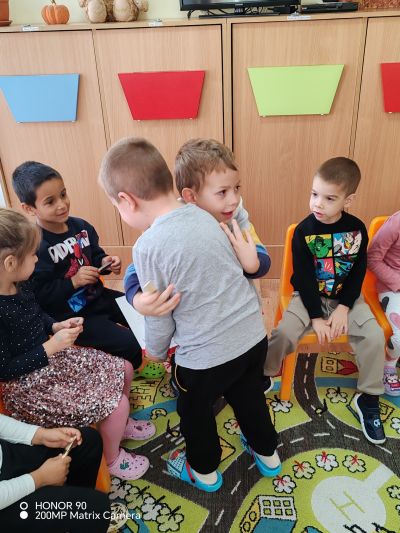 Днес в III група „Звездички“ ни гостува таткото на Дарис – г-н Енгин Порязов! - ДГ Детелина - Огняново