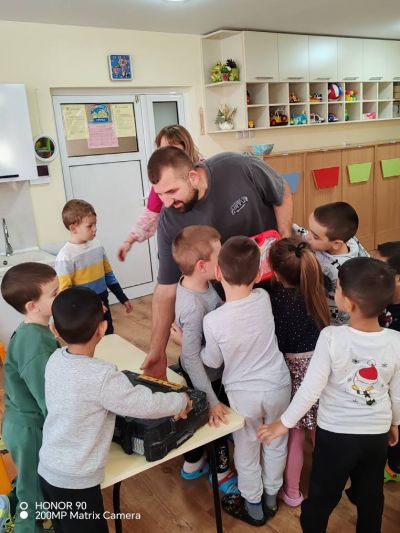 Днес в III група „Звездички“ ни гостува таткото на Дарис – г-н Енгин Порязов! - ДГ Детелина - Огняново