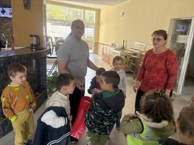 Малките звездички  от III група гостуваха на таткото на Асен —  г-н Асен Алексов, в техния хотел „Черния кос“! - ДГ Детелина - Огняново