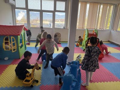 Малките звездички  от III група гостуваха на таткото на Асен —  г-н Асен Алексов, в техния хотел „Черния кос“! - ДГ Детелина - Огняново