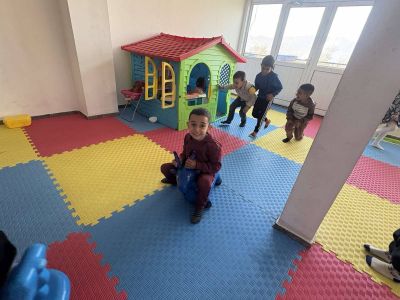 Малките звездички  от III група гостуваха на таткото на Асен —  г-н Асен Алексов, в техния хотел „Черния кос“! - ДГ Детелина - Огняново
