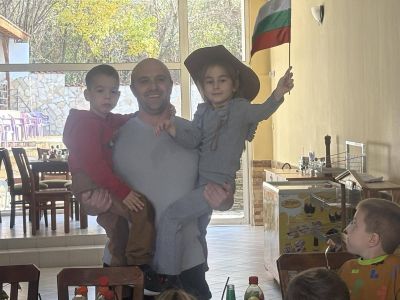 Малките звездички  от III група гостуваха на таткото на Асен —  г-н Асен Алексов, в техния хотел „Черния кос“! - ДГ Детелина - Огняново