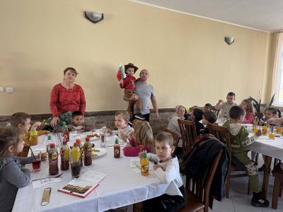 Малките звездички  от III група гостуваха на таткото на Асен —  г-н Асен Алексов, в техния хотел „Черния кос“! - ДГ Детелина - Огняново