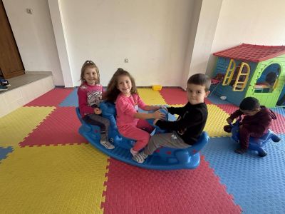 Малките звездички  от III група гостуваха на таткото на Асен —  г-н Асен Алексов, в техния хотел „Черния кос“! - ДГ Детелина - Огняново