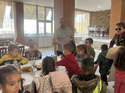 Малките звездички  от III група гостуваха на таткото на Асен —  г-н Асен Алексов, в техния хотел „Черния кос“! - ДГ Детелина - Огняново