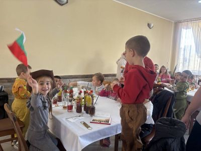 Малките звездички  от III група гостуваха на таткото на Асен —  г-н Асен Алексов, в техния хотел „Черния кос“! - ДГ Детелина - Огняново