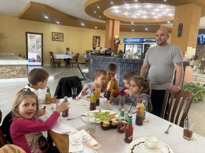 Малките звездички  от III група гостуваха на таткото на Асен —  г-н Асен Алексов, в техния хотел „Черния кос“! - ДГ Детелина - Огняново