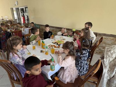 Малките звездички  от III група гостуваха на таткото на Асен —  г-н Асен Алексов, в техния хотел „Черния кос“! - ДГ Детелина - Огняново
