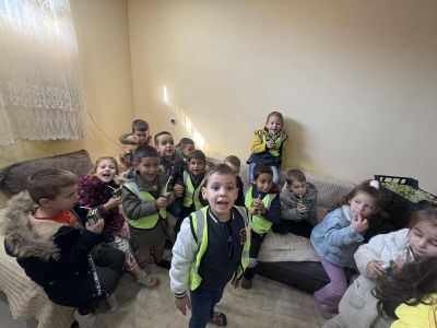 Днес III група „Звездички“ гостуваха в дома на Емануил, където ги посрещна бащата на Емануил — г-н Сали Карагьозов . - ДГ Детелина - Огняново