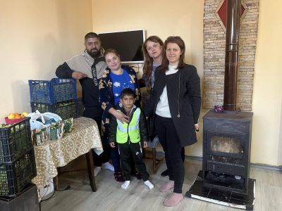 Днес III група „Звездички“ гостуваха в дома на Емануил, където ги посрещна бащата на Емануил — г-н Сали Карагьозов . - ДГ Детелина - Огняново