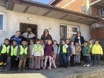 Днес III група „Звездички“ гостуваха в дома на Емануил, където ги посрещна бащата на Емануил — г-н Сали Карагьозов . - ДГ Детелина - Огняново