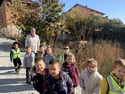Днес III група „Звездички“ гостуваха в дома на Емануил, където ги посрещна бащата на Емануил — г-н Сали Карагьозов . - ДГ Детелина - Огняново