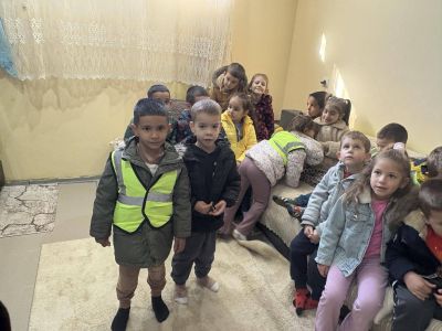 Днес III група „Звездички“ гостуваха в дома на Емануил, където ги посрещна бащата на Емануил — г-н Сали Карагьозов . - ДГ Детелина - Огняново