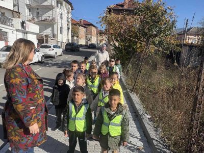 Днес III група „Звездички“ гостуваха в дома на Емануил, където ги посрещна бащата на Емануил — г-н Сали Карагьозов . - ДГ Детелина - Огняново