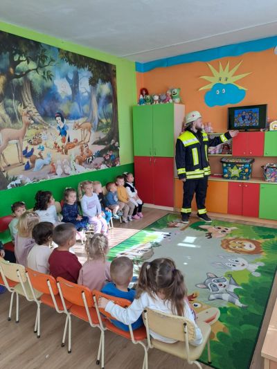  Вдъхновяваща среща за група „Пчелички“! Днес нашите малки „Пчелички“ посрещнаха специален гост — бащата на Айше, г-н Айрола Господев - ДГ Детелина - Огняново