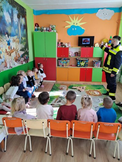  Вдъхновяваща среща за група „Пчелички“! Днес нашите малки „Пчелички“ посрещнаха специален гост — бащата на Айше, г-н Айрола Господев - ДГ Детелина - Огняново