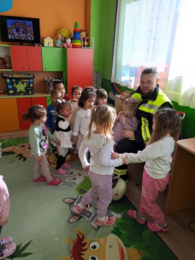  Вдъхновяваща среща за група „Пчелички“! Днес нашите малки „Пчелички“ посрещнаха специален гост — бащата на Айше, г-н Айрола Господев - ДГ Детелина - Огняново